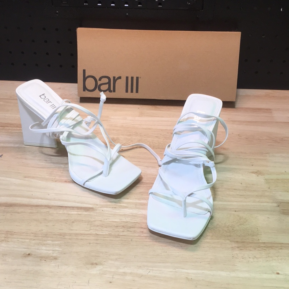 New WB Woman’s bar III White Strappy Block Heel Sandals